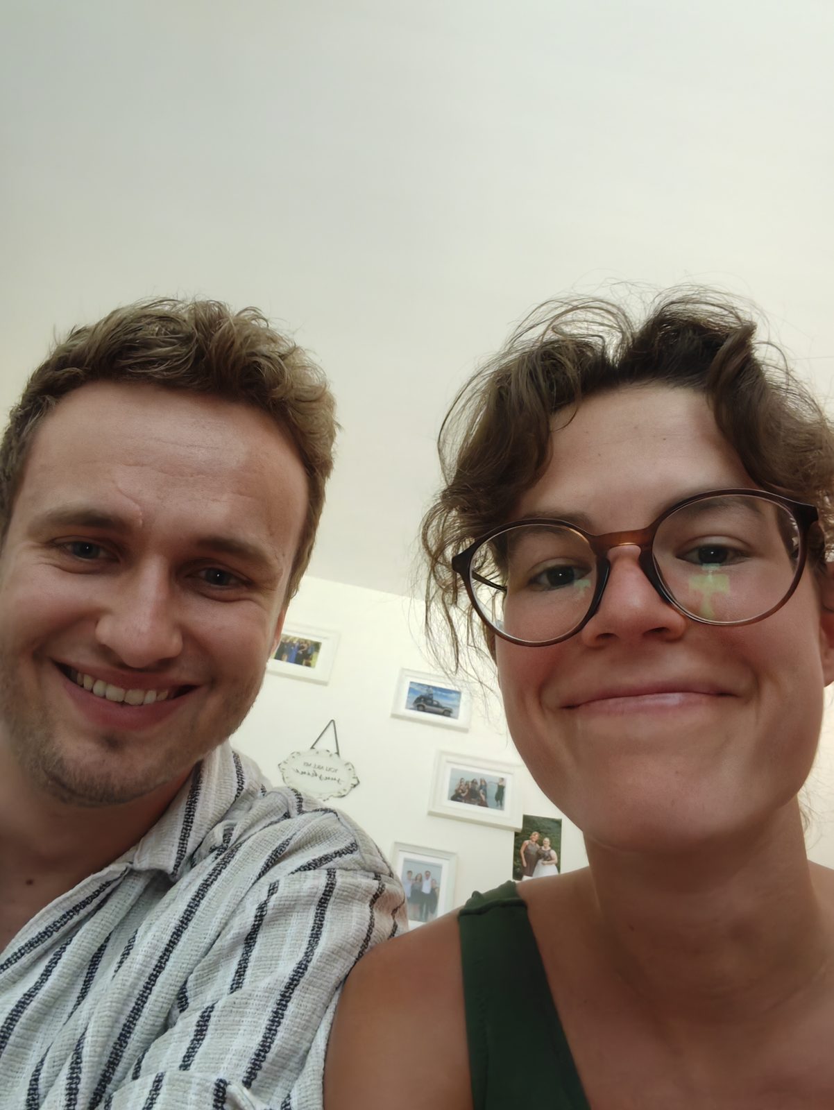 Carmina und Samuel zäme, es gmeinsams Selfie deheim.